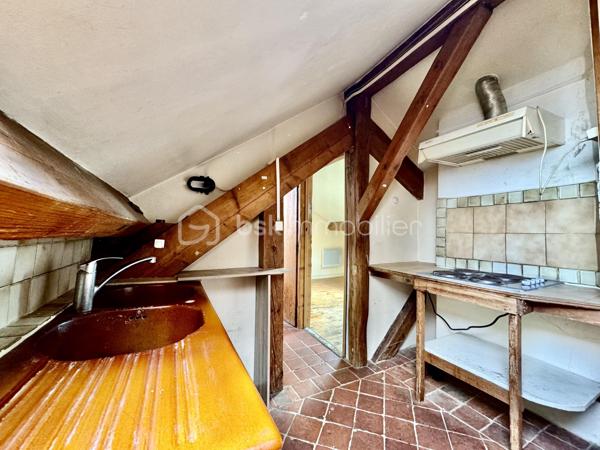 Au cœur de Saint-Denis, découvrez ce bien atypique niché au 3ème et dernier étage d’un immeuble, offrant 16 m² habitables et 46 m² au sol. Sous les toits, il dévoile une atmosphère chaleureuse et un charme authentique, porté par ses poutres apparentes, ses beaux volumes et sa lumière naturelle.

L’appartement se compose de la manière suivante:
- une entrée
- une cuisine
- un salon
- une chambre
- une salle de bains avec WC

Chaque espace a été pensé pour offrir une circulation fluide et un véritable confort de vie, dans un cadre singulier et plein de caractère.
Ce bien séduira les amateurs d’espaces atypiques à la recherche d’un pied-à-terre de charme, d’un premier achat. Son dernier étage, son cachet et sa surface au sol généreuse en font une opportunité rare sur le secteur.
Saint-Denis bénéficie d’une excellente accessibilité, avec un réseau dense de transports en commun comprenant notamment les lignes de métro 12, 13 et 14 ainsi que de nombreuses lignes de bus.