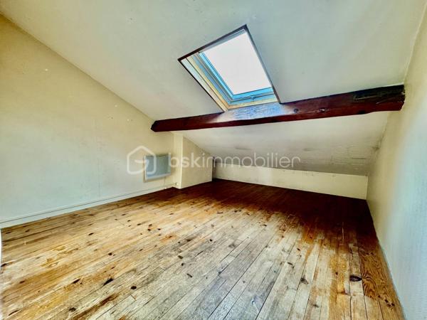 Au cœur de Saint-Denis, découvrez ce bien atypique niché au 3ème et dernier étage d’un immeuble, offrant 16 m² habitables et 46 m² au sol. Sous les toits, il dévoile une atmosphère chaleureuse et un charme authentique, porté par ses poutres apparentes, ses beaux volumes et sa lumière naturelle.

L’appartement se compose de la manière suivante:
- une entrée
- une cuisine
- un salon
- une chambre
- une salle de bains avec WC

Chaque espace a été pensé pour offrir une circulation fluide et un véritable confort de vie, dans un cadre singulier et plein de caractère.
Ce bien séduira les amateurs d’espaces atypiques à la recherche d’un pied-à-terre de charme, d’un premier achat. Son dernier étage, son cachet et sa surface au sol généreuse en font une opportunité rare sur le secteur.
Saint-Denis bénéficie d’une excellente accessibilité, avec un réseau dense de transports en commun comprenant notamment les lignes de métro 12, 13 et 14 ainsi que de nombreuses lignes de bus.