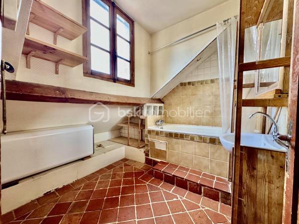 Au cœur de Saint-Denis, découvrez ce bien atypique niché au 3ème et dernier étage d’un immeuble, offrant 16 m² habitables et 46 m² au sol. Sous les toits, il dévoile une atmosphère chaleureuse et un charme authentique, porté par ses poutres apparentes, ses beaux volumes et sa lumière naturelle.

L’appartement se compose de la manière suivante:
- une entrée
- une cuisine
- un salon
- une chambre
- une salle de bains avec WC

Chaque espace a été pensé pour offrir une circulation fluide et un véritable confort de vie, dans un cadre singulier et plein de caractère.
Ce bien séduira les amateurs d’espaces atypiques à la recherche d’un pied-à-terre de charme, d’un premier achat. Son dernier étage, son cachet et sa surface au sol généreuse en font une opportunité rare sur le secteur.
Saint-Denis bénéficie d’une excellente accessibilité, avec un réseau dense de transports en commun comprenant notamment les lignes de métro 12, 13 et 14 ainsi que de nombreuses lignes de bus.