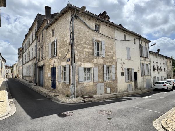 Maison de ville attrayante remplie de caractère et avec une terrasse sur le toit offrant une vue sur la rivière