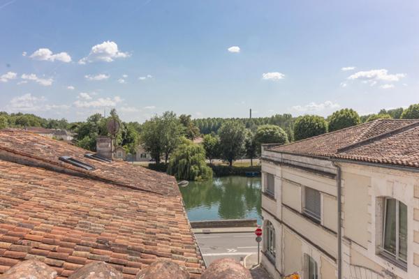 Maison de ville attrayante remplie de caractère et avec une terrasse sur le toit offrant une vue sur la rivière