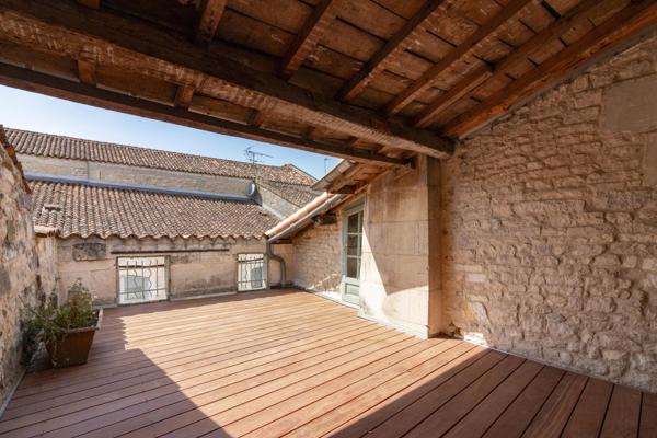 Maison de ville attrayante remplie de caractère et avec une terrasse sur le toit offrant une vue sur la rivière