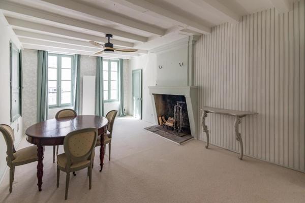 Maison de ville attrayante remplie de caractère et avec une terrasse sur le toit offrant une vue sur la rivière