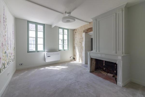 Maison de ville attrayante remplie de caractère et avec une terrasse sur le toit offrant une vue sur la rivière