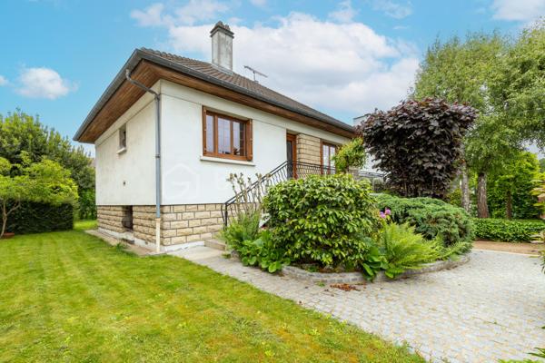 En exclusivité sur la commune de Vaujours, située dans le quartier pavillonnaire du Vert-Galant, à seulement 500 mètres du RER B, venez découvrir cette maison individuelle de 4 pièces, édifiée en 1972 sur une parcelle d’environ 500 m². Elle offre environ 66 m² habitables, auxquels s’ajoutent un sous-sol total et des combles aménagés, pour un beau potentiel d’aménagement.

Au rez-de-chaussée surélevé, une entrée dessert un double séjour lumineux avec cheminée de plus de 36 m², ouvrant sur un agréable balcon de 9 m² environ. Vous y trouverez également une cuisine indépendante, une chambre, une salle d’eau et un WC séparé.

Le sous-sol total propose de beaux espaces complémentaires : une buanderie, une salle d’eau avec WC, une chambre, une cave ainsi qu’un garage de près de 33 m². Un véritable atout pour le stationnement, le stockage ou un projet d’aménagement selon vos besoins.

Depuis l’entrée, un escalier mène aux combles aménagés en deux pièces, offrant de belles surfaces au sol, idéales pour créer un bureau, une salle de jeux, des chambres d’appoint ou un espace détente.

À l’extérieur, vous profiterez d’un jardin clos et arboré, agrémenté d’un cabanon d’environ 8 m², ainsi que d’une place de stationnement devant la maison.

L’environnement est un véritable point fort : le quartier bénéficie de la présence paisible du Parc Forestier de la Poudrerie, véritable poumon vert de 137 hectares bordé par le canal de l’Ourcq. Les transports, les écoles, une crèche halte-garderie, des centres de loisirs et les commodités du quotidien sont facilement accessibles.

Les plus : quartier pavillonnaire recherché, RER B à 500 mètres, jardin clos et arboré, double vitrage PVC, balcon, sous-sol total, garage, combles aménagés, stationnement et beau potentiel.

Une maison idéale pour une famille à la recherche d’un cadre de vie verdoyant, pratique et évolutif. Pour en savoir plus ou organiser une visite, contactez-moi !

BON À SAVOIR : UNE VISITE VIRTUELLE EST DISPONIBLE POUR CE BIEN : contactez moi pour la découvrir confortablement depuis chez vous !