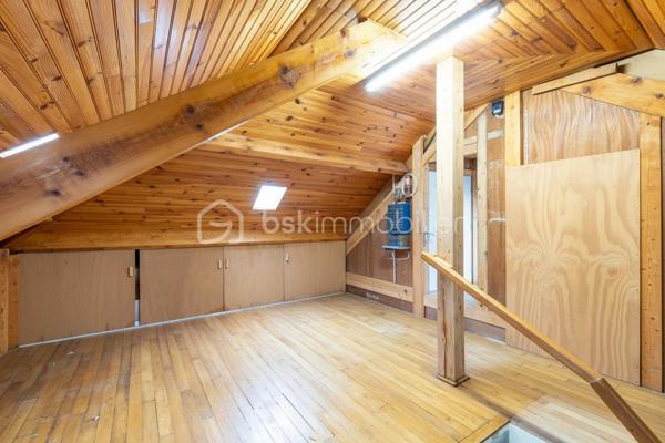 En exclusivité sur la commune de Vaujours, située dans le quartier pavillonnaire du Vert-Galant, à seulement 500 mètres du RER B, venez découvrir cette maison individuelle de 4 pièces, édifiée en 1972 sur une parcelle d’environ 500 m². Elle offre environ 66 m² habitables, auxquels s’ajoutent un sous-sol total et des combles aménagés, pour un beau potentiel d’aménagement.

Au rez-de-chaussée surélevé, une entrée dessert un double séjour lumineux avec cheminée de plus de 36 m², ouvrant sur un agréable balcon de 9 m² environ. Vous y trouverez également une cuisine indépendante, une chambre, une salle d’eau et un WC séparé.

Le sous-sol total propose de beaux espaces complémentaires : une buanderie, une salle d’eau avec WC, une chambre, une cave ainsi qu’un garage de près de 33 m². Un véritable atout pour le stationnement, le stockage ou un projet d’aménagement selon vos besoins.

Depuis l’entrée, un escalier mène aux combles aménagés en deux pièces, offrant de belles surfaces au sol, idéales pour créer un bureau, une salle de jeux, des chambres d’appoint ou un espace détente.

À l’extérieur, vous profiterez d’un jardin clos et arboré, agrémenté d’un cabanon d’environ 8 m², ainsi que d’une place de stationnement devant la maison.

L’environnement est un véritable point fort : le quartier bénéficie de la présence paisible du Parc Forestier de la Poudrerie, véritable poumon vert de 137 hectares bordé par le canal de l’Ourcq. Les transports, les écoles, une crèche halte-garderie, des centres de loisirs et les commodités du quotidien sont facilement accessibles.

Les plus : quartier pavillonnaire recherché, RER B à 500 mètres, jardin clos et arboré, double vitrage PVC, balcon, sous-sol total, garage, combles aménagés, stationnement et beau potentiel.

Une maison idéale pour une famille à la recherche d’un cadre de vie verdoyant, pratique et évolutif. Pour en savoir plus ou organiser une visite, contactez-moi !

BON À SAVOIR : UNE VISITE VIRTUELLE EST DISPONIBLE POUR CE BIEN : contactez moi pour la découvrir confortablement depuis chez vous !