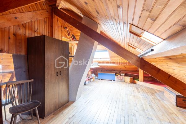 En exclusivité sur la commune de Vaujours, située dans le quartier pavillonnaire du Vert-Galant, à seulement 500 mètres du RER B, venez découvrir cette maison individuelle de 4 pièces, édifiée en 1972 sur une parcelle d’environ 500 m². Elle offre environ 66 m² habitables, auxquels s’ajoutent un sous-sol total et des combles aménagés, pour un beau potentiel d’aménagement.

Au rez-de-chaussée surélevé, une entrée dessert un double séjour lumineux avec cheminée de plus de 36 m², ouvrant sur un agréable balcon de 9 m² environ. Vous y trouverez également une cuisine indépendante, une chambre, une salle d’eau et un WC séparé.

Le sous-sol total propose de beaux espaces complémentaires : une buanderie, une salle d’eau avec WC, une chambre, une cave ainsi qu’un garage de près de 33 m². Un véritable atout pour le stationnement, le stockage ou un projet d’aménagement selon vos besoins.

Depuis l’entrée, un escalier mène aux combles aménagés en deux pièces, offrant de belles surfaces au sol, idéales pour créer un bureau, une salle de jeux, des chambres d’appoint ou un espace détente.

À l’extérieur, vous profiterez d’un jardin clos et arboré, agrémenté d’un cabanon d’environ 8 m², ainsi que d’une place de stationnement devant la maison.

L’environnement est un véritable point fort : le quartier bénéficie de la présence paisible du Parc Forestier de la Poudrerie, véritable poumon vert de 137 hectares bordé par le canal de l’Ourcq. Les transports, les écoles, une crèche halte-garderie, des centres de loisirs et les commodités du quotidien sont facilement accessibles.

Les plus : quartier pavillonnaire recherché, RER B à 500 mètres, jardin clos et arboré, double vitrage PVC, balcon, sous-sol total, garage, combles aménagés, stationnement et beau potentiel.

Une maison idéale pour une famille à la recherche d’un cadre de vie verdoyant, pratique et évolutif. Pour en savoir plus ou organiser une visite, contactez-moi !

BON À SAVOIR : UNE VISITE VIRTUELLE EST DISPONIBLE POUR CE BIEN : contactez moi pour la découvrir confortablement depuis chez vous !