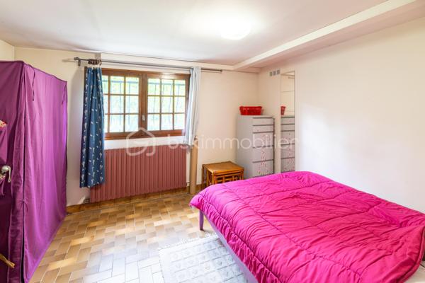 En exclusivité sur la commune de Vaujours, située dans le quartier pavillonnaire du Vert-Galant, à seulement 500 mètres du RER B, venez découvrir cette maison individuelle de 4 pièces, édifiée en 1972 sur une parcelle d’environ 500 m². Elle offre environ 66 m² habitables, auxquels s’ajoutent un sous-sol total et des combles aménagés, pour un beau potentiel d’aménagement.

Au rez-de-chaussée surélevé, une entrée dessert un double séjour lumineux avec cheminée de plus de 36 m², ouvrant sur un agréable balcon de 9 m² environ. Vous y trouverez également une cuisine indépendante, une chambre, une salle d’eau et un WC séparé.

Le sous-sol total propose de beaux espaces complémentaires : une buanderie, une salle d’eau avec WC, une chambre, une cave ainsi qu’un garage de près de 33 m². Un véritable atout pour le stationnement, le stockage ou un projet d’aménagement selon vos besoins.

Depuis l’entrée, un escalier mène aux combles aménagés en deux pièces, offrant de belles surfaces au sol, idéales pour créer un bureau, une salle de jeux, des chambres d’appoint ou un espace détente.

À l’extérieur, vous profiterez d’un jardin clos et arboré, agrémenté d’un cabanon d’environ 8 m², ainsi que d’une place de stationnement devant la maison.

L’environnement est un véritable point fort : le quartier bénéficie de la présence paisible du Parc Forestier de la Poudrerie, véritable poumon vert de 137 hectares bordé par le canal de l’Ourcq. Les transports, les écoles, une crèche halte-garderie, des centres de loisirs et les commodités du quotidien sont facilement accessibles.

Les plus : quartier pavillonnaire recherché, RER B à 500 mètres, jardin clos et arboré, double vitrage PVC, balcon, sous-sol total, garage, combles aménagés, stationnement et beau potentiel.

Une maison idéale pour une famille à la recherche d’un cadre de vie verdoyant, pratique et évolutif. Pour en savoir plus ou organiser une visite, contactez-moi !

BON À SAVOIR : UNE VISITE VIRTUELLE EST DISPONIBLE POUR CE BIEN : contactez moi pour la découvrir confortablement depuis chez vous !