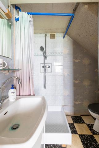 En exclusivité sur la commune de Vaujours, située dans le quartier pavillonnaire du Vert-Galant, à seulement 500 mètres du RER B, venez découvrir cette maison individuelle de 4 pièces, édifiée en 1972 sur une parcelle d’environ 500 m². Elle offre environ 66 m² habitables, auxquels s’ajoutent un sous-sol total et des combles aménagés, pour un beau potentiel d’aménagement.

Au rez-de-chaussée surélevé, une entrée dessert un double séjour lumineux avec cheminée de plus de 36 m², ouvrant sur un agréable balcon de 9 m² environ. Vous y trouverez également une cuisine indépendante, une chambre, une salle d’eau et un WC séparé.

Le sous-sol total propose de beaux espaces complémentaires : une buanderie, une salle d’eau avec WC, une chambre, une cave ainsi qu’un garage de près de 33 m². Un véritable atout pour le stationnement, le stockage ou un projet d’aménagement selon vos besoins.

Depuis l’entrée, un escalier mène aux combles aménagés en deux pièces, offrant de belles surfaces au sol, idéales pour créer un bureau, une salle de jeux, des chambres d’appoint ou un espace détente.

À l’extérieur, vous profiterez d’un jardin clos et arboré, agrémenté d’un cabanon d’environ 8 m², ainsi que d’une place de stationnement devant la maison.

L’environnement est un véritable point fort : le quartier bénéficie de la présence paisible du Parc Forestier de la Poudrerie, véritable poumon vert de 137 hectares bordé par le canal de l’Ourcq. Les transports, les écoles, une crèche halte-garderie, des centres de loisirs et les commodités du quotidien sont facilement accessibles.

Les plus : quartier pavillonnaire recherché, RER B à 500 mètres, jardin clos et arboré, double vitrage PVC, balcon, sous-sol total, garage, combles aménagés, stationnement et beau potentiel.

Une maison idéale pour une famille à la recherche d’un cadre de vie verdoyant, pratique et évolutif. Pour en savoir plus ou organiser une visite, contactez-moi !

BON À SAVOIR : UNE VISITE VIRTUELLE EST DISPONIBLE POUR CE BIEN : contactez moi pour la découvrir confortablement depuis chez vous !