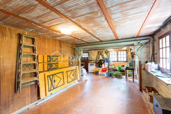 En exclusivité sur la commune de Vaujours, située dans le quartier pavillonnaire du Vert-Galant, à seulement 500 mètres du RER B, venez découvrir cette maison individuelle de 4 pièces, édifiée en 1972 sur une parcelle d’environ 500 m². Elle offre environ 66 m² habitables, auxquels s’ajoutent un sous-sol total et des combles aménagés, pour un beau potentiel d’aménagement.

Au rez-de-chaussée surélevé, une entrée dessert un double séjour lumineux avec cheminée de plus de 36 m², ouvrant sur un agréable balcon de 9 m² environ. Vous y trouverez également une cuisine indépendante, une chambre, une salle d’eau et un WC séparé.

Le sous-sol total propose de beaux espaces complémentaires : une buanderie, une salle d’eau avec WC, une chambre, une cave ainsi qu’un garage de près de 33 m². Un véritable atout pour le stationnement, le stockage ou un projet d’aménagement selon vos besoins.

Depuis l’entrée, un escalier mène aux combles aménagés en deux pièces, offrant de belles surfaces au sol, idéales pour créer un bureau, une salle de jeux, des chambres d’appoint ou un espace détente.

À l’extérieur, vous profiterez d’un jardin clos et arboré, agrémenté d’un cabanon d’environ 8 m², ainsi que d’une place de stationnement devant la maison.

L’environnement est un véritable point fort : le quartier bénéficie de la présence paisible du Parc Forestier de la Poudrerie, véritable poumon vert de 137 hectares bordé par le canal de l’Ourcq. Les transports, les écoles, une crèche halte-garderie, des centres de loisirs et les commodités du quotidien sont facilement accessibles.

Les plus : quartier pavillonnaire recherché, RER B à 500 mètres, jardin clos et arboré, double vitrage PVC, balcon, sous-sol total, garage, combles aménagés, stationnement et beau potentiel.

Une maison idéale pour une famille à la recherche d’un cadre de vie verdoyant, pratique et évolutif. Pour en savoir plus ou organiser une visite, contactez-moi !

BON À SAVOIR : UNE VISITE VIRTUELLE EST DISPONIBLE POUR CE BIEN : contactez moi pour la découvrir confortablement depuis chez vous !