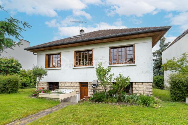 En exclusivité sur la commune de Vaujours, située dans le quartier pavillonnaire du Vert-Galant, à seulement 500 mètres du RER B, venez découvrir cette maison individuelle de 4 pièces, édifiée en 1972 sur une parcelle d’environ 500 m². Elle offre environ 66 m² habitables, auxquels s’ajoutent un sous-sol total et des combles aménagés, pour un beau potentiel d’aménagement.

Au rez-de-chaussée surélevé, une entrée dessert un double séjour lumineux avec cheminée de plus de 36 m², ouvrant sur un agréable balcon de 9 m² environ. Vous y trouverez également une cuisine indépendante, une chambre, une salle d’eau et un WC séparé.

Le sous-sol total propose de beaux espaces complémentaires : une buanderie, une salle d’eau avec WC, une chambre, une cave ainsi qu’un garage de près de 33 m². Un véritable atout pour le stationnement, le stockage ou un projet d’aménagement selon vos besoins.

Depuis l’entrée, un escalier mène aux combles aménagés en deux pièces, offrant de belles surfaces au sol, idéales pour créer un bureau, une salle de jeux, des chambres d’appoint ou un espace détente.

À l’extérieur, vous profiterez d’un jardin clos et arboré, agrémenté d’un cabanon d’environ 8 m², ainsi que d’une place de stationnement devant la maison.

L’environnement est un véritable point fort : le quartier bénéficie de la présence paisible du Parc Forestier de la Poudrerie, véritable poumon vert de 137 hectares bordé par le canal de l’Ourcq. Les transports, les écoles, une crèche halte-garderie, des centres de loisirs et les commodités du quotidien sont facilement accessibles.

Les plus : quartier pavillonnaire recherché, RER B à 500 mètres, jardin clos et arboré, double vitrage PVC, balcon, sous-sol total, garage, combles aménagés, stationnement et beau potentiel.

Une maison idéale pour une famille à la recherche d’un cadre de vie verdoyant, pratique et évolutif. Pour en savoir plus ou organiser une visite, contactez-moi !

BON À SAVOIR : UNE VISITE VIRTUELLE EST DISPONIBLE POUR CE BIEN : contactez moi pour la découvrir confortablement depuis chez vous !