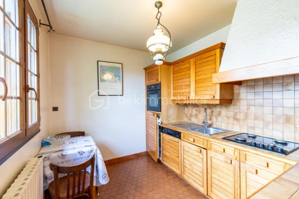 En exclusivité sur la commune de Vaujours, située dans le quartier pavillonnaire du Vert-Galant, à seulement 500 mètres du RER B, venez découvrir cette maison individuelle de 4 pièces, édifiée en 1972 sur une parcelle d’environ 500 m². Elle offre environ 66 m² habitables, auxquels s’ajoutent un sous-sol total et des combles aménagés, pour un beau potentiel d’aménagement.

Au rez-de-chaussée surélevé, une entrée dessert un double séjour lumineux avec cheminée de plus de 36 m², ouvrant sur un agréable balcon de 9 m² environ. Vous y trouverez également une cuisine indépendante, une chambre, une salle d’eau et un WC séparé.

Le sous-sol total propose de beaux espaces complémentaires : une buanderie, une salle d’eau avec WC, une chambre, une cave ainsi qu’un garage de près de 33 m². Un véritable atout pour le stationnement, le stockage ou un projet d’aménagement selon vos besoins.

Depuis l’entrée, un escalier mène aux combles aménagés en deux pièces, offrant de belles surfaces au sol, idéales pour créer un bureau, une salle de jeux, des chambres d’appoint ou un espace détente.

À l’extérieur, vous profiterez d’un jardin clos et arboré, agrémenté d’un cabanon d’environ 8 m², ainsi que d’une place de stationnement devant la maison.

L’environnement est un véritable point fort : le quartier bénéficie de la présence paisible du Parc Forestier de la Poudrerie, véritable poumon vert de 137 hectares bordé par le canal de l’Ourcq. Les transports, les écoles, une crèche halte-garderie, des centres de loisirs et les commodités du quotidien sont facilement accessibles.

Les plus : quartier pavillonnaire recherché, RER B à 500 mètres, jardin clos et arboré, double vitrage PVC, balcon, sous-sol total, garage, combles aménagés, stationnement et beau potentiel.

Une maison idéale pour une famille à la recherche d’un cadre de vie verdoyant, pratique et évolutif. Pour en savoir plus ou organiser une visite, contactez-moi !

BON À SAVOIR : UNE VISITE VIRTUELLE EST DISPONIBLE POUR CE BIEN : contactez moi pour la découvrir confortablement depuis chez vous !