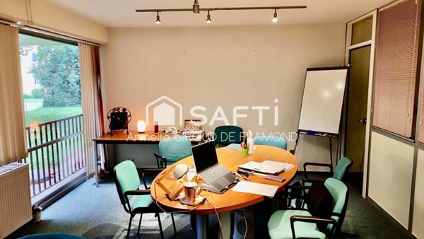 Belle opportunité: local commercial résidence Pierrefontaine avec 3 bureaux, une entrée salle d’attente, une grande salle de réunion modulable pouvant se séparer en deux, une cuisine, une pièce salle d'attente avec douche, des toilettes séparées.