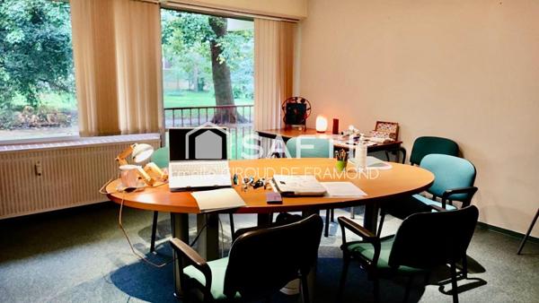 Belle opportunité: local commercial résidence Pierrefontaine avec 3 bureaux, une entrée salle d’attente, une grande salle de réunion modulable pouvant se séparer en deux, une cuisine, une pièce salle d'attente avec douche, des toilettes séparées.