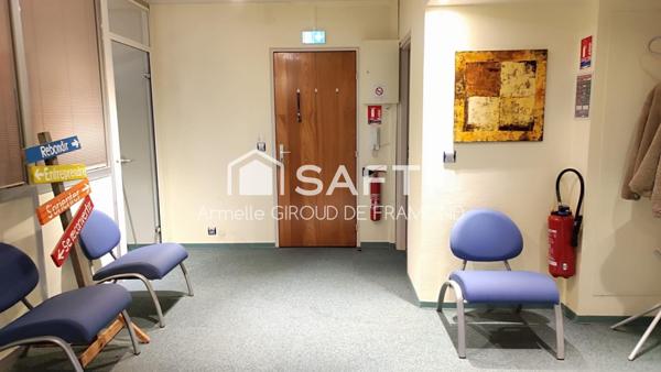 Belle opportunité: local commercial résidence Pierrefontaine avec 3 bureaux, une entrée salle d’attente, une grande salle de réunion modulable pouvant se séparer en deux, une cuisine, une pièce salle d'attente avec douche, des toilettes séparées.