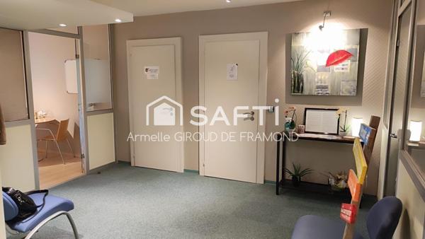 Belle opportunité: local commercial résidence Pierrefontaine avec 3 bureaux, une entrée salle d’attente, une grande salle de réunion modulable pouvant se séparer en deux, une cuisine, une pièce salle d'attente avec douche, des toilettes séparées.