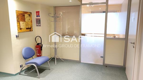 Belle opportunité: local commercial résidence Pierrefontaine avec 3 bureaux, une entrée salle d’attente, une grande salle de réunion modulable pouvant se séparer en deux, une cuisine, une pièce salle d'attente avec douche, des toilettes séparées.