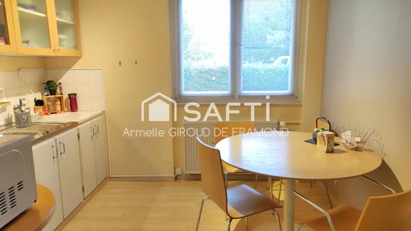 Belle opportunité: local commercial résidence Pierrefontaine avec 3 bureaux, une entrée salle d’attente, une grande salle de réunion modulable pouvant se séparer en deux, une cuisine, une pièce salle d'attente avec douche, des toilettes séparées.