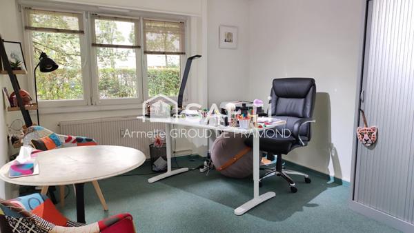 Belle opportunité: local commercial résidence Pierrefontaine avec 3 bureaux, une entrée salle d’attente, une grande salle de réunion modulable pouvant se séparer en deux, une cuisine, une pièce salle d'attente avec douche, des toilettes séparées.