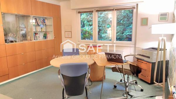 Belle opportunité: local commercial résidence Pierrefontaine avec 3 bureaux, une entrée salle d’attente, une grande salle de réunion modulable pouvant se séparer en deux, une cuisine, une pièce salle d'attente avec douche, des toilettes séparées.