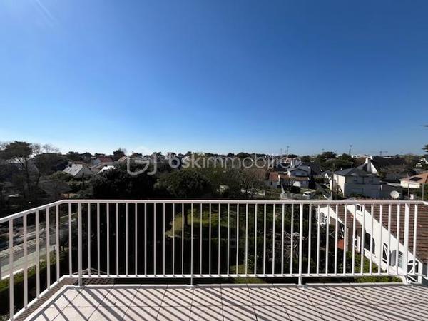 Appartement bien conçu, situé au 3ème et dernier étage d'une copropriété calme et bien entretenue comprenant:

Entrée de 9.54 m² avec rangement, séjour de 17.55 m² sur terrasse de 8.45 m², orienté OUEST, semi ouvert sur salle à manger de 11.15 m² (ou chambre), cuisine de 8.27 m², 2 chambres de 12.97 et 11.52 m², salle d'eau de 3.23 m², débarras de 1.14 m² et WC de 1.02 m².

Une place de parking et une cave complètent ce bien.
Local à vélos.

La plage de Bonne Source est à 500 mètres,
Les commerces et le marché sont à 1 km.
Vue dégagée sur Pornichet et aperçu mer.

Faibles charges de copropriété car pas d'ascenseur.

Les menuiseries, la chaudière, l'étanchéité et l'isolation de la toiture terrasse et la douche sont récents. Des travaux sont à prévoir.

A VISITER SANS TARDER!!!

Délégation de mandat.