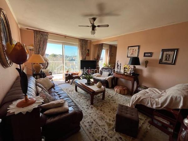 Appartement bien conçu, situé au 3ème et dernier étage d'une copropriété calme et bien entretenue comprenant:

Entrée de 9.54 m² avec rangement, séjour de 17.55 m² sur terrasse de 8.45 m², orienté OUEST, semi ouvert sur salle à manger de 11.15 m² (ou chambre), cuisine de 8.27 m², 2 chambres de 12.97 et 11.52 m², salle d'eau de 3.23 m², débarras de 1.14 m² et WC de 1.02 m².

Une place de parking et une cave complètent ce bien.
Local à vélos.

La plage de Bonne Source est à 500 mètres,
Les commerces et le marché sont à 1 km.
Vue dégagée sur Pornichet et aperçu mer.

Faibles charges de copropriété car pas d'ascenseur.

Les menuiseries, la chaudière, l'étanchéité et l'isolation de la toiture terrasse et la douche sont récents. Des travaux sont à prévoir.

A VISITER SANS TARDER!!!

Délégation de mandat.