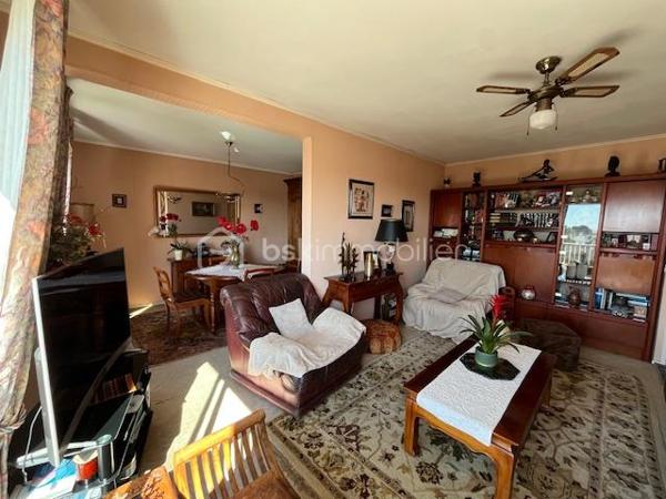 Appartement bien conçu, situé au 3ème et dernier étage d'une copropriété calme et bien entretenue comprenant:

Entrée de 9.54 m² avec rangement, séjour de 17.55 m² sur terrasse de 8.45 m², orienté OUEST, semi ouvert sur salle à manger de 11.15 m² (ou chambre), cuisine de 8.27 m², 2 chambres de 12.97 et 11.52 m², salle d'eau de 3.23 m², débarras de 1.14 m² et WC de 1.02 m².

Une place de parking et une cave complètent ce bien.
Local à vélos.

La plage de Bonne Source est à 500 mètres,
Les commerces et le marché sont à 1 km.
Vue dégagée sur Pornichet et aperçu mer.

Faibles charges de copropriété car pas d'ascenseur.

Les menuiseries, la chaudière, l'étanchéité et l'isolation de la toiture terrasse et la douche sont récents. Des travaux sont à prévoir.

A VISITER SANS TARDER!!!

Délégation de mandat.