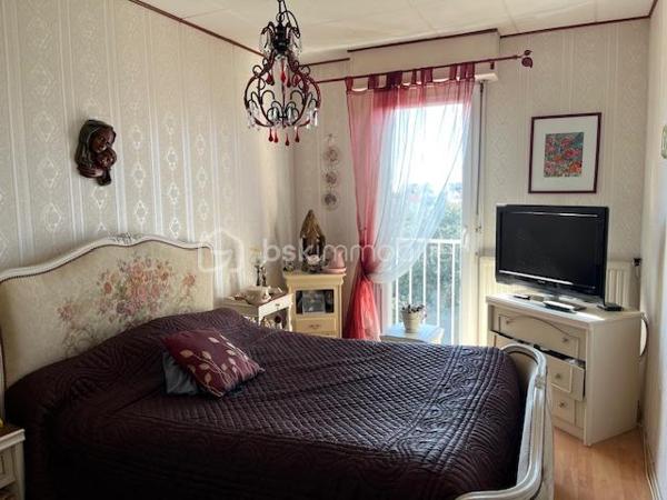 Appartement bien conçu, situé au 3ème et dernier étage d'une copropriété calme et bien entretenue comprenant:

Entrée de 9.54 m² avec rangement, séjour de 17.55 m² sur terrasse de 8.45 m², orienté OUEST, semi ouvert sur salle à manger de 11.15 m² (ou chambre), cuisine de 8.27 m², 2 chambres de 12.97 et 11.52 m², salle d'eau de 3.23 m², débarras de 1.14 m² et WC de 1.02 m².

Une place de parking et une cave complètent ce bien.
Local à vélos.

La plage de Bonne Source est à 500 mètres,
Les commerces et le marché sont à 1 km.
Vue dégagée sur Pornichet et aperçu mer.

Faibles charges de copropriété car pas d'ascenseur.

Les menuiseries, la chaudière, l'étanchéité et l'isolation de la toiture terrasse et la douche sont récents. Des travaux sont à prévoir.

A VISITER SANS TARDER!!!

Délégation de mandat.