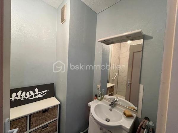Appartement bien conçu, situé au 3ème et dernier étage d'une copropriété calme et bien entretenue comprenant:

Entrée de 9.54 m² avec rangement, séjour de 17.55 m² sur terrasse de 8.45 m², orienté OUEST, semi ouvert sur salle à manger de 11.15 m² (ou chambre), cuisine de 8.27 m², 2 chambres de 12.97 et 11.52 m², salle d'eau de 3.23 m², débarras de 1.14 m² et WC de 1.02 m².

Une place de parking et une cave complètent ce bien.
Local à vélos.

La plage de Bonne Source est à 500 mètres,
Les commerces et le marché sont à 1 km.
Vue dégagée sur Pornichet et aperçu mer.

Faibles charges de copropriété car pas d'ascenseur.

Les menuiseries, la chaudière, l'étanchéité et l'isolation de la toiture terrasse et la douche sont récents. Des travaux sont à prévoir.

A VISITER SANS TARDER!!!

Délégation de mandat.