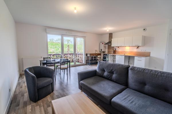 À vendre – Beau T3 lumineux de 64 m² avec balcon, sans vis-à-vis, 2 stationnements et rangement extérieur

Au 1er étage d’une résidence récente, découvrez ce charmant appartement T3 de 64 m², idéal pour ceux qui recherchent un cadre de vie confortable, moderne et fonctionnel.

Dès l’entrée, vous serez séduit par son agencement optimisé, avec un grand placard dans le couloir, très pratique pour le rangement. La pièce de vie d’environ 32 m², composée d’un séjour convivial et d’une cuisine ouverte, offre un bel espace de vie baigné de lumière. Elle s’ouvre sur un agréable balcon sans vis-à-vis, parfait pour profiter pleinement des beaux jours en toute tranquillité.

L’espace nuit se compose de deux chambres confortables, d’une salle de bains et d’un WC indépendant, pour un quotidien pratique et agréable.

Côté prestations, ce bien dispose également de deux places de stationnement privatives ainsi que d’un rangement extérieur, de véritables atouts rares et recherchés.

Situé dans un environnement calme et agréable, cet appartement réunit tous les critères pour une résidence principale de qualité ou un achat serein et durable.