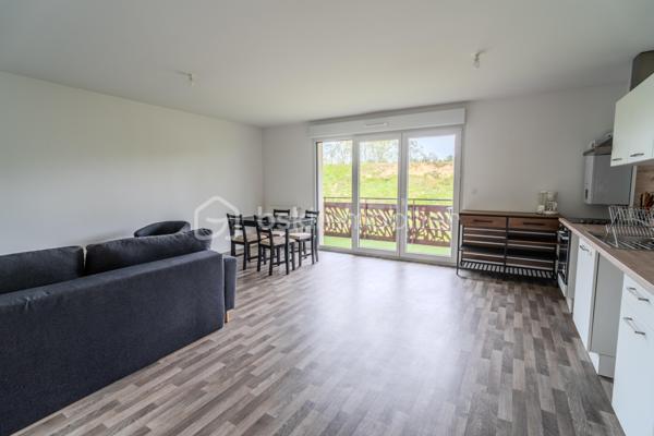 À vendre – Beau T3 lumineux de 64 m² avec balcon, sans vis-à-vis, 2 stationnements et rangement extérieur

Au 1er étage d’une résidence récente, découvrez ce charmant appartement T3 de 64 m², idéal pour ceux qui recherchent un cadre de vie confortable, moderne et fonctionnel.

Dès l’entrée, vous serez séduit par son agencement optimisé, avec un grand placard dans le couloir, très pratique pour le rangement. La pièce de vie d’environ 32 m², composée d’un séjour convivial et d’une cuisine ouverte, offre un bel espace de vie baigné de lumière. Elle s’ouvre sur un agréable balcon sans vis-à-vis, parfait pour profiter pleinement des beaux jours en toute tranquillité.

L’espace nuit se compose de deux chambres confortables, d’une salle de bains et d’un WC indépendant, pour un quotidien pratique et agréable.

Côté prestations, ce bien dispose également de deux places de stationnement privatives ainsi que d’un rangement extérieur, de véritables atouts rares et recherchés.

Situé dans un environnement calme et agréable, cet appartement réunit tous les critères pour une résidence principale de qualité ou un achat serein et durable.