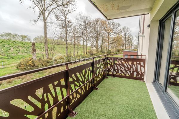 À vendre – Beau T3 lumineux de 64 m² avec balcon, sans vis-à-vis, 2 stationnements et rangement extérieur

Au 1er étage d’une résidence récente, découvrez ce charmant appartement T3 de 64 m², idéal pour ceux qui recherchent un cadre de vie confortable, moderne et fonctionnel.

Dès l’entrée, vous serez séduit par son agencement optimisé, avec un grand placard dans le couloir, très pratique pour le rangement. La pièce de vie d’environ 32 m², composée d’un séjour convivial et d’une cuisine ouverte, offre un bel espace de vie baigné de lumière. Elle s’ouvre sur un agréable balcon sans vis-à-vis, parfait pour profiter pleinement des beaux jours en toute tranquillité.

L’espace nuit se compose de deux chambres confortables, d’une salle de bains et d’un WC indépendant, pour un quotidien pratique et agréable.

Côté prestations, ce bien dispose également de deux places de stationnement privatives ainsi que d’un rangement extérieur, de véritables atouts rares et recherchés.

Situé dans un environnement calme et agréable, cet appartement réunit tous les critères pour une résidence principale de qualité ou un achat serein et durable.