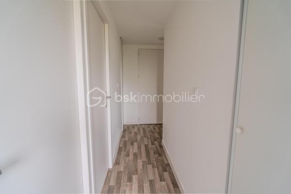 À vendre – Beau T3 lumineux de 64 m² avec balcon, sans vis-à-vis, 2 stationnements et rangement extérieur

Au 1er étage d’une résidence récente, découvrez ce charmant appartement T3 de 64 m², idéal pour ceux qui recherchent un cadre de vie confortable, moderne et fonctionnel.

Dès l’entrée, vous serez séduit par son agencement optimisé, avec un grand placard dans le couloir, très pratique pour le rangement. La pièce de vie d’environ 32 m², composée d’un séjour convivial et d’une cuisine ouverte, offre un bel espace de vie baigné de lumière. Elle s’ouvre sur un agréable balcon sans vis-à-vis, parfait pour profiter pleinement des beaux jours en toute tranquillité.

L’espace nuit se compose de deux chambres confortables, d’une salle de bains et d’un WC indépendant, pour un quotidien pratique et agréable.

Côté prestations, ce bien dispose également de deux places de stationnement privatives ainsi que d’un rangement extérieur, de véritables atouts rares et recherchés.

Situé dans un environnement calme et agréable, cet appartement réunit tous les critères pour une résidence principale de qualité ou un achat serein et durable.