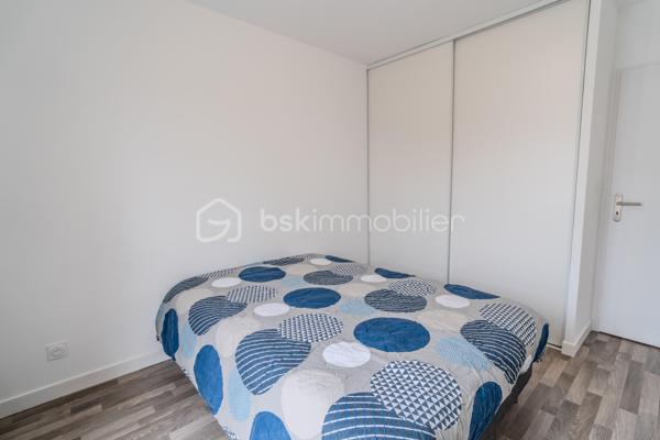 À vendre – Beau T3 lumineux de 64 m² avec balcon, sans vis-à-vis, 2 stationnements et rangement extérieur

Au 1er étage d’une résidence récente, découvrez ce charmant appartement T3 de 64 m², idéal pour ceux qui recherchent un cadre de vie confortable, moderne et fonctionnel.

Dès l’entrée, vous serez séduit par son agencement optimisé, avec un grand placard dans le couloir, très pratique pour le rangement. La pièce de vie d’environ 32 m², composée d’un séjour convivial et d’une cuisine ouverte, offre un bel espace de vie baigné de lumière. Elle s’ouvre sur un agréable balcon sans vis-à-vis, parfait pour profiter pleinement des beaux jours en toute tranquillité.

L’espace nuit se compose de deux chambres confortables, d’une salle de bains et d’un WC indépendant, pour un quotidien pratique et agréable.

Côté prestations, ce bien dispose également de deux places de stationnement privatives ainsi que d’un rangement extérieur, de véritables atouts rares et recherchés.

Situé dans un environnement calme et agréable, cet appartement réunit tous les critères pour une résidence principale de qualité ou un achat serein et durable.