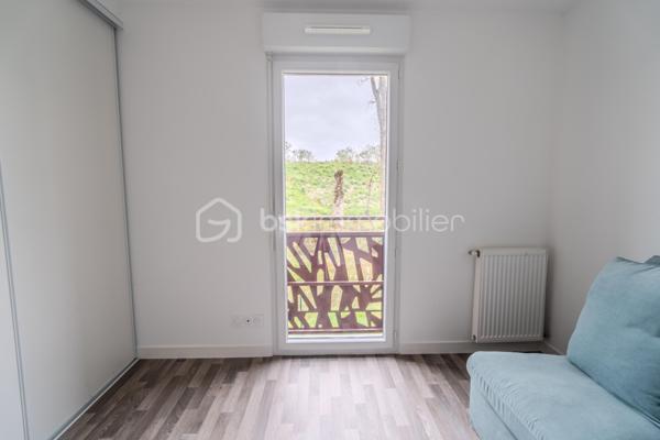 À vendre – Beau T3 lumineux de 64 m² avec balcon, sans vis-à-vis, 2 stationnements et rangement extérieur

Au 1er étage d’une résidence récente, découvrez ce charmant appartement T3 de 64 m², idéal pour ceux qui recherchent un cadre de vie confortable, moderne et fonctionnel.

Dès l’entrée, vous serez séduit par son agencement optimisé, avec un grand placard dans le couloir, très pratique pour le rangement. La pièce de vie d’environ 32 m², composée d’un séjour convivial et d’une cuisine ouverte, offre un bel espace de vie baigné de lumière. Elle s’ouvre sur un agréable balcon sans vis-à-vis, parfait pour profiter pleinement des beaux jours en toute tranquillité.

L’espace nuit se compose de deux chambres confortables, d’une salle de bains et d’un WC indépendant, pour un quotidien pratique et agréable.

Côté prestations, ce bien dispose également de deux places de stationnement privatives ainsi que d’un rangement extérieur, de véritables atouts rares et recherchés.

Situé dans un environnement calme et agréable, cet appartement réunit tous les critères pour une résidence principale de qualité ou un achat serein et durable.