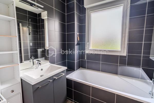 À vendre – Beau T3 lumineux de 64 m² avec balcon, sans vis-à-vis, 2 stationnements et rangement extérieur

Au 1er étage d’une résidence récente, découvrez ce charmant appartement T3 de 64 m², idéal pour ceux qui recherchent un cadre de vie confortable, moderne et fonctionnel.

Dès l’entrée, vous serez séduit par son agencement optimisé, avec un grand placard dans le couloir, très pratique pour le rangement. La pièce de vie d’environ 32 m², composée d’un séjour convivial et d’une cuisine ouverte, offre un bel espace de vie baigné de lumière. Elle s’ouvre sur un agréable balcon sans vis-à-vis, parfait pour profiter pleinement des beaux jours en toute tranquillité.

L’espace nuit se compose de deux chambres confortables, d’une salle de bains et d’un WC indépendant, pour un quotidien pratique et agréable.

Côté prestations, ce bien dispose également de deux places de stationnement privatives ainsi que d’un rangement extérieur, de véritables atouts rares et recherchés.

Situé dans un environnement calme et agréable, cet appartement réunit tous les critères pour une résidence principale de qualité ou un achat serein et durable.