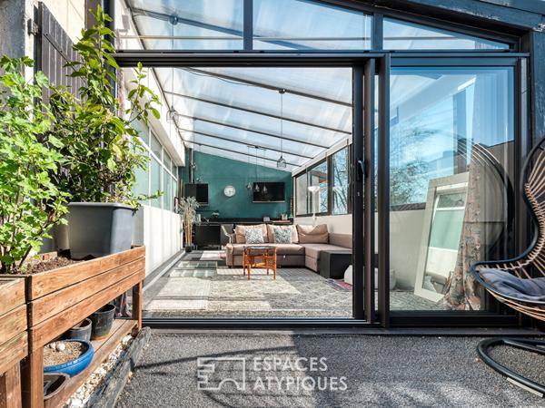 Maison esprit loft en souplex avec jardin d’hiver et extérieur.