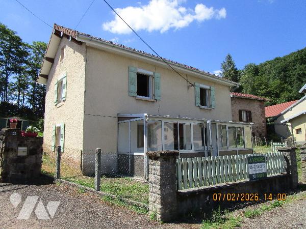 Maison en partie rénovée composée de 5 pièces avec dépendances et terrain attenant de 10 ares env.