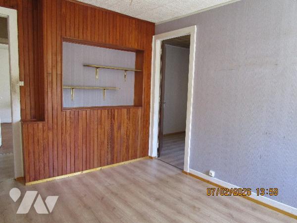Maison en partie rénovée composée de 5 pièces avec dépendances et terrain attenant de 10 ares env.