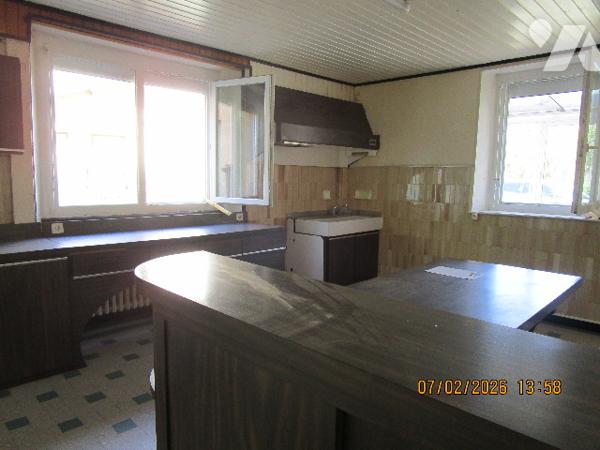 Maison en partie rénovée composée de 5 pièces avec dépendances et terrain attenant de 10 ares env.