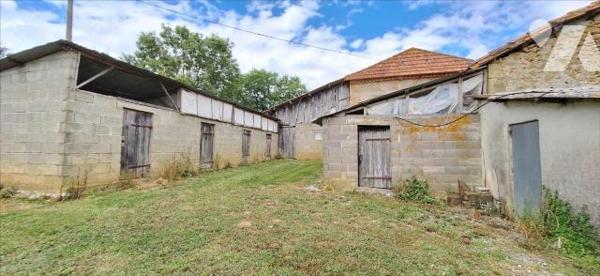 BASSOUES, ancienne ferme et dépendances  au bout du chemin
