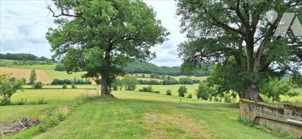 BASSOUES, ancienne ferme et dépendances  au bout du chemin