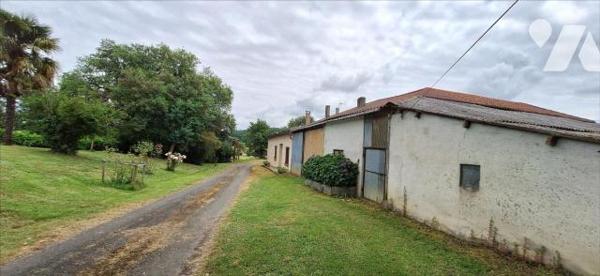 BASSOUES, ancienne ferme et dépendances  au bout du chemin