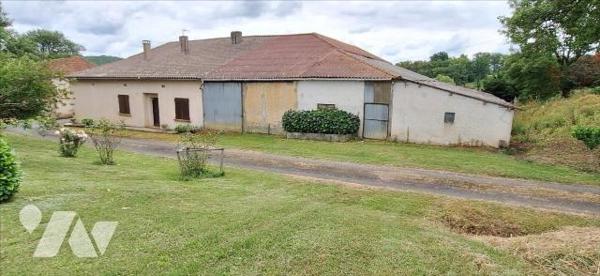 BASSOUES, ancienne ferme et dépendances  au bout du chemin