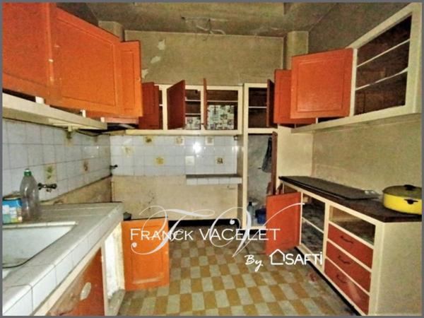 Énorme potentiel pour cet immeuble à rénover