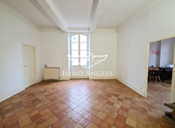 Maison de ville XXL – 2 appartements + dépendances – Gros potentiel !