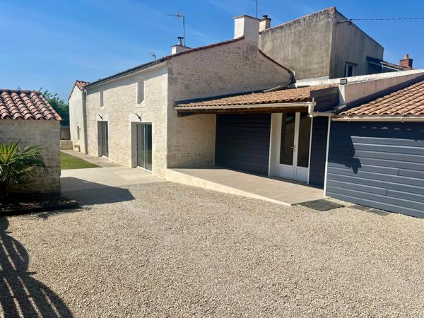 SAINTE GEMME LA PLAINE 85400 AUX PORTES DE LUCON ADORABLE FERMETTE RENOVEE 4 CHAMBRES SUR 671M² CLOS