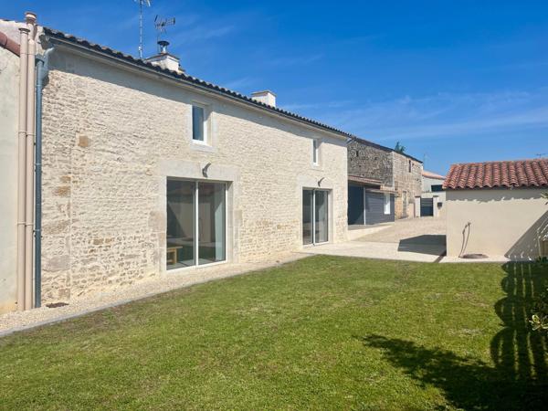 SAINTE GEMME LA PLAINE 85400 AUX PORTES DE LUCON ADORABLE FERMETTE RENOVEE 4 CHAMBRES SUR 671M² CLOS