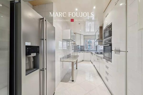 Paris XVI Appartement traversant de 101 m2 avec balcons