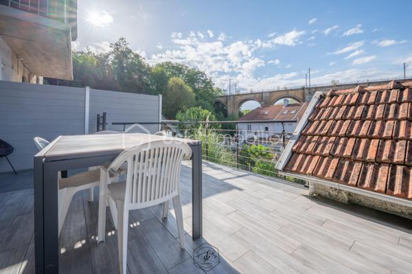 À découvrir à Nilvange, agréable appartement de 65 m² offrant un cadre de vie confortable, lumineux et particulièrement agréable grâce à son extérieur privatif exposé plein sud.

L’appartement dispose d’une belle pièce de vie, de deux chambres et bénéficie d’une terrasse avec jardin privatif exposé plein sud, idéale pour profiter des beaux jours, prendre ses repas en extérieur ou aménager un espace détente.

Les atouts du bien :
🏠 65 m² habitables
🛏️ 2 chambres
☀️ Terrasse exposée plein sud
🌳 Jardin privatif
📦 2 caves privatives
💰 Pas de charges de copropriété
🌿 Extérieur privatif, rare et recherché
📍 Nilvange, à proximité des commodités et des principaux axes routiers
🎥 Visite virtuelle disponible sur demande

Un bien particulièrement intéressant pour un premier achat, un couple, une petite famille ou un investisseur.

À visiter sans tarder !